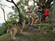 38 Al roccolo del Forcellino (1230 m) piacevole incontro con Giorgio di Selvino